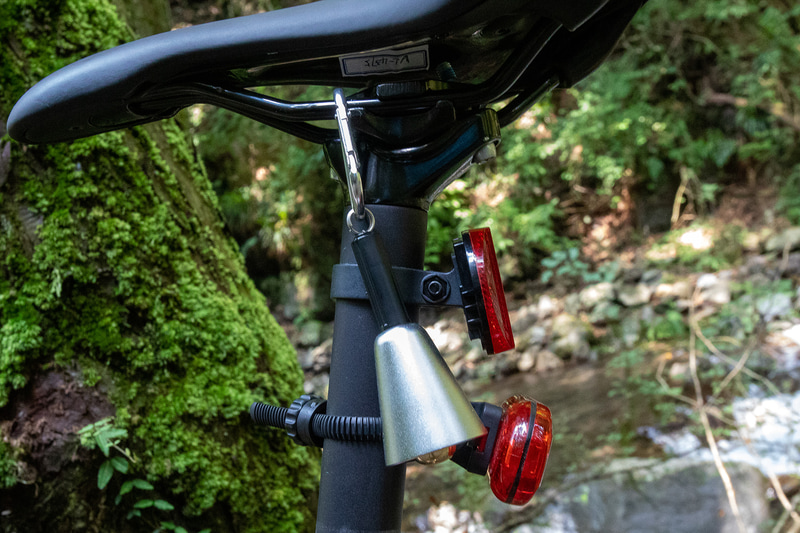 熊はいないと思うが鹿や猪、猿はいるので獣避けのため熊鈴を付けていった。これは黒い部分を引っ張ると「玉」が固定されて音が鳴らない状態をキープできる。車載しているときにチリンチリン鳴らないので便利