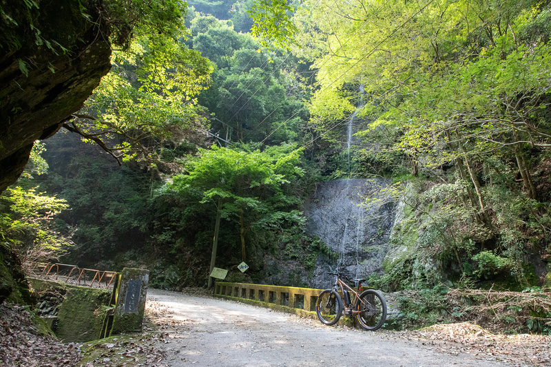 林道終点近くにある小滝という場所をゴールとした。この時点では疲れもあって写真を撮るのも大変。しかし、体力不足を痛感した