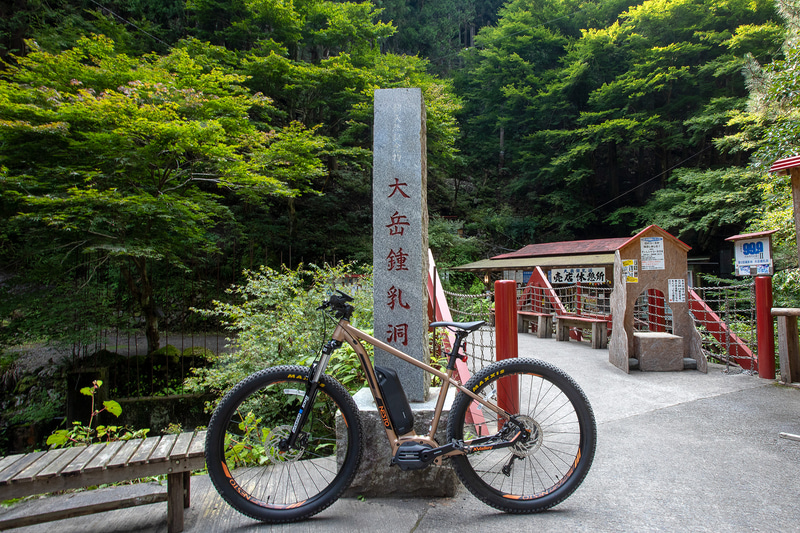 下りの帰りは余裕があるのでルートの途中にある「大岳鍾乳洞」へ寄ってみる。中を歩くほどの体力はないので受付の方に話を聞いた