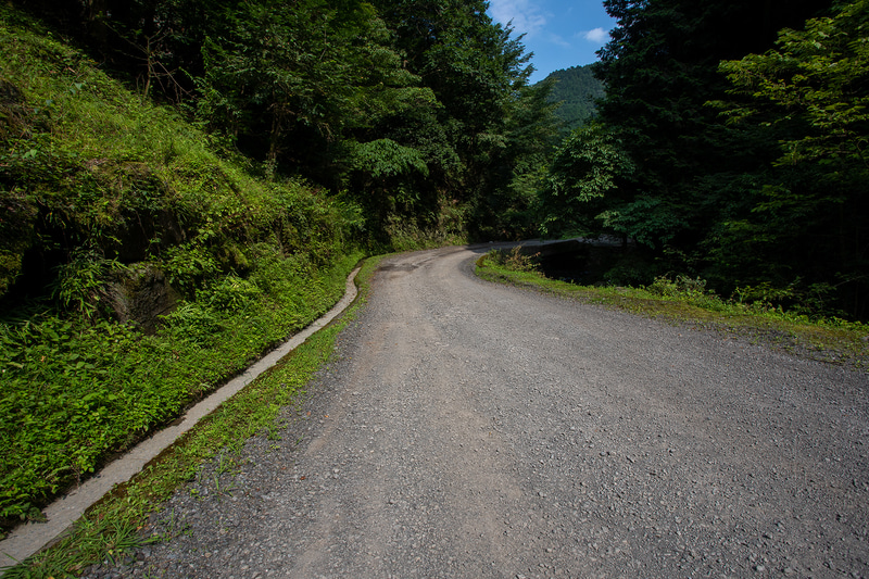 下りの未舗装路。フロントショックとダート向けのタイヤのおかげでスピードが載った状態でも安定して走れた。ただ、ブレーキの効きがいいので未舗装路では慎重に操作しないとロックさせやすい