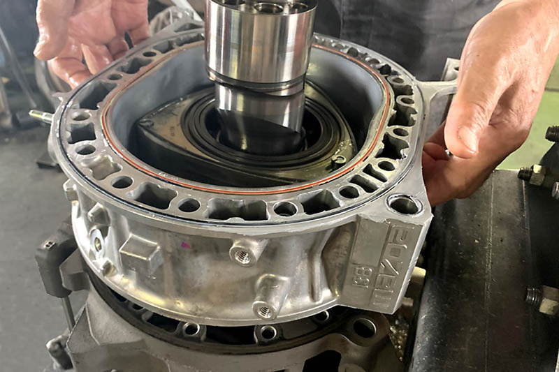 ローターへのシール組付け作業など、職人の手により1/100mm以下の寸法管理が行なわれる