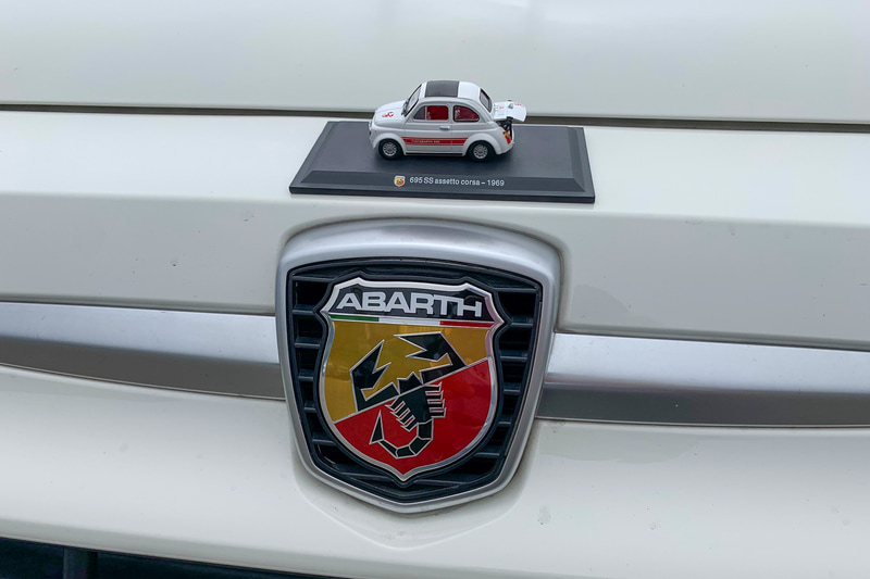 ご先祖さまのABARTH 695 SSと。1969年に登場したモデルです