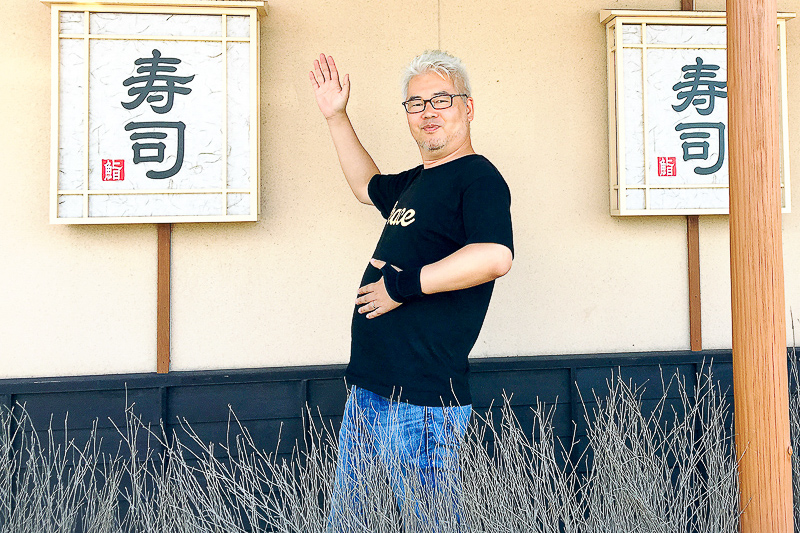 織戸選手とよく見間違えられるワタクシ（寿司をたらふく食べてご満悦の図）