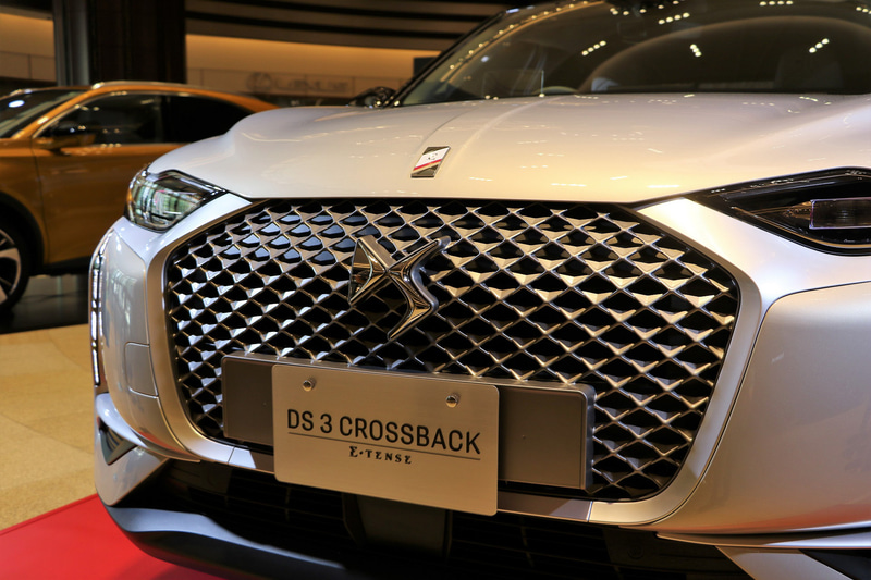 エクステリアではE-TENSEボンネットマスコット、サテンクロームDSウィング＆アントラシートグレー（無煙炭を意味するフランスの伝統色）グリル、サテンクロームフィニッシュのDSウイングとリアガーニッシュ、リアスカート装飾、リアE-TENSEバッヂ、アントラシートグレー18インチ”KYOTO”アロイホイール（Grand Chic）などがE-TENSEだけのオリジナルディテールとなる