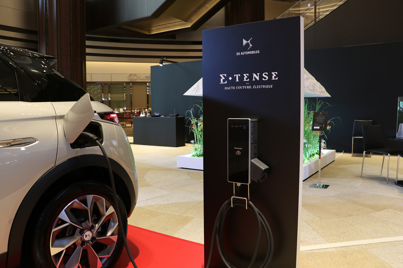 コンセント型普通充電（3kW/200V）で100％充電まで約18時間、ウォールボックス型普通充電（6kW/200V）で100％充電まで約9時間。急速充電は日本のスタンダード「CHAdeMo規格」に対応し、80％充電までの時間は約50分