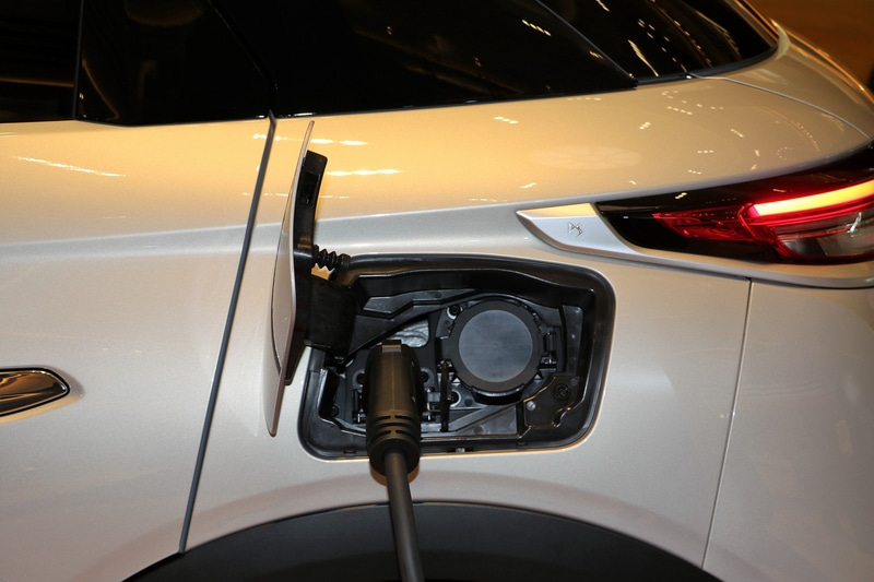 コンセント型普通充電（3kW/200V）で100％充電まで約18時間、ウォールボックス型普通充電（6kW/200V）で100％充電まで約9時間。急速充電は日本のスタンダード「CHAdeMo規格」に対応し、80％充電までの時間は約50分