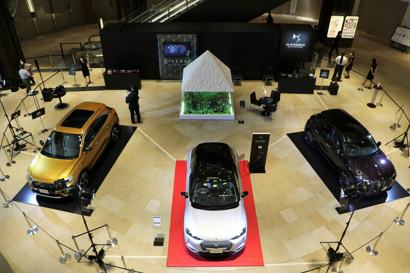 会場ではDSの全ラインアップを展示するとともに、日本の気鋭の匠とのコラボレーションにより、美と技でアトリウムの空間をDSのテイストに仕上げた