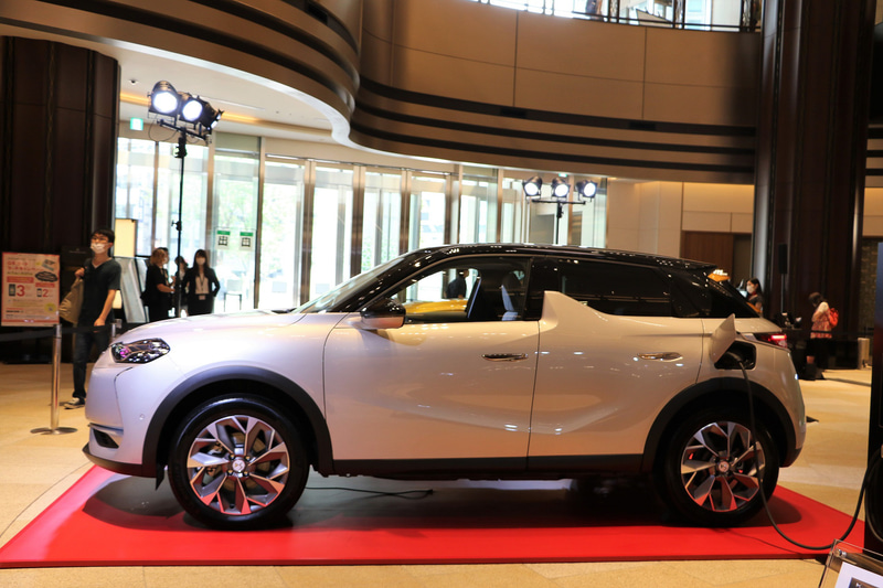 エクステリアではE-TENSEボンネットマスコット、サテンクロームDSウィング＆アントラシートグレー（無煙炭を意味するフランスの伝統色）グリル、サテンクロームフィニッシュのDSウイングとリアガーニッシュ、リアスカート装飾、リアE-TENSEバッヂ、アントラシートグレー18インチ”KYOTO”アロイホイール（Grand Chic）などがE-TENSEだけのオリジナルディテールとなる