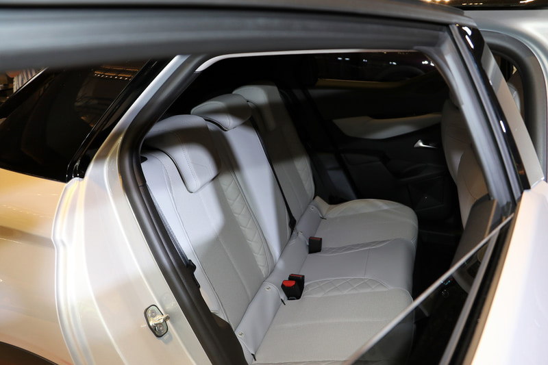 ダッシュボード中央のひし形モチーフからラップラウンドしてドアトリムまで大胆にダイヤモンドステッチを入れたインテリアの景色は、かつて1920年代に建築様式・デザイン様式として世界を席巻したアール・デコを連想させる