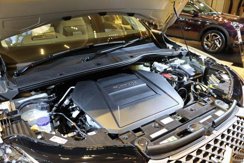 DS 3 クロスバック E-TENSEは100kW（136PS）/260Nmの電気モーターをフロントフード内に、50kWhのリチウムイオン電池をフロア下にそれぞれ搭載。航続距離はJC08モードで398kmとのこと