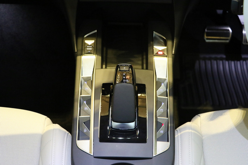 ダッシュボード中央のひし形モチーフからラップラウンドしてドアトリムまで大胆にダイヤモンドステッチを入れたインテリアの景色は、かつて1920年代に建築様式・デザイン様式として世界を席巻したアール・デコを連想させる