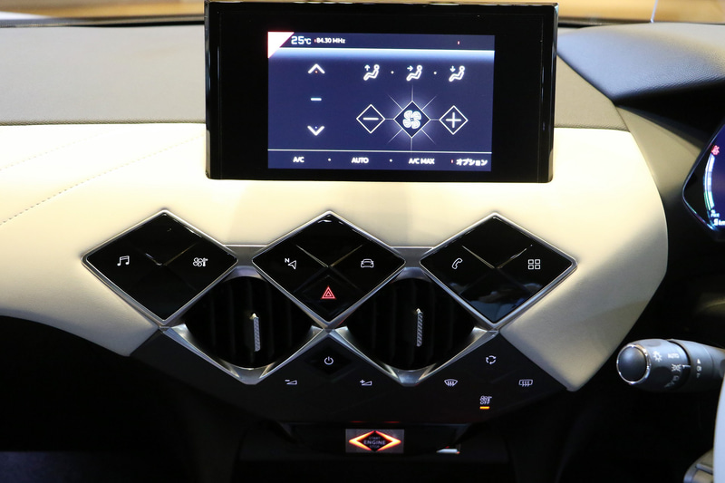 ダッシュボード中央のひし形モチーフからラップラウンドしてドアトリムまで大胆にダイヤモンドステッチを入れたインテリアの景色は、かつて1920年代に建築様式・デザイン様式として世界を席巻したアール・デコを連想させる