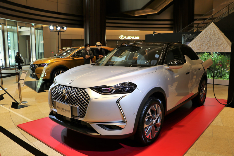 エクステリアではE-TENSEボンネットマスコット、サテンクロームDSウィング＆アントラシートグレー（無煙炭を意味するフランスの伝統色）グリル、サテンクロームフィニッシュのDSウイングとリアガーニッシュ、リアスカート装飾、リアE-TENSEバッヂ、アントラシートグレー18インチ”KYOTO”アロイホイール（Grand Chic）などがE-TENSEだけのオリジナルディテールとなる