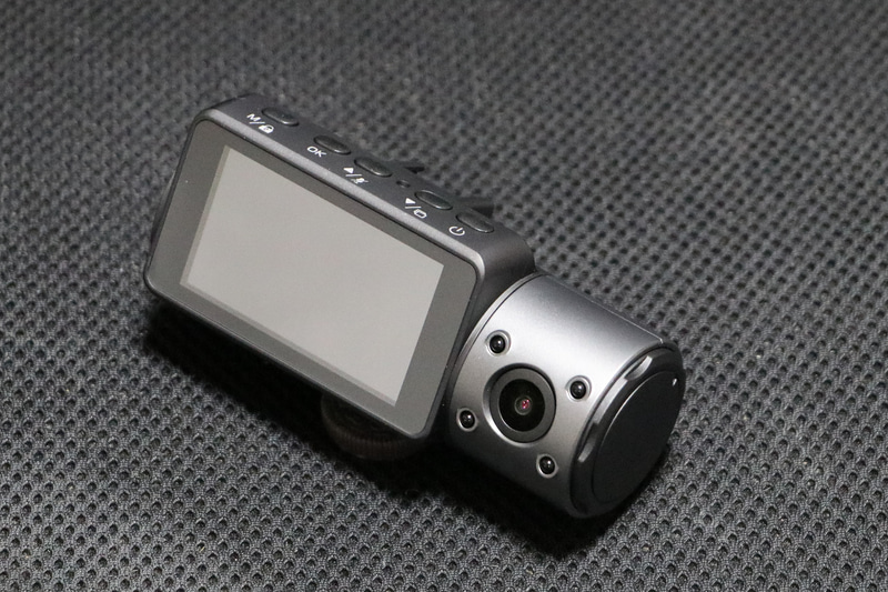 室内側には表示部と車内カメラ。車内カメラの周囲に4つのLEDライトを搭載。ソニー製イメージセンサーを採用