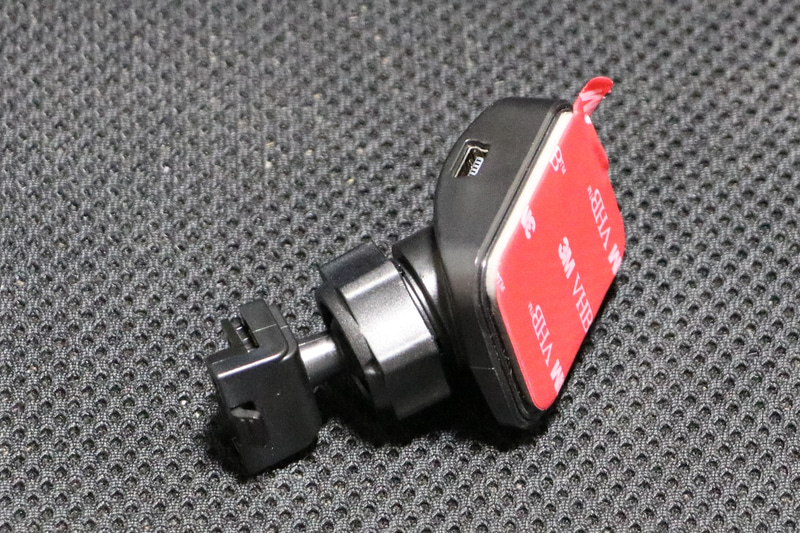 フロントカメラ取付ブラケットはGPS（準天頂衛星システムみちびき対応）を内蔵。電源口も搭載