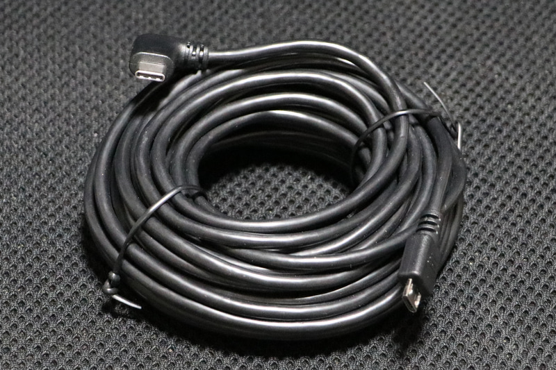 リアカメラ接続コードは8mあるのでハイエースなどのロングボディタイプでも安心