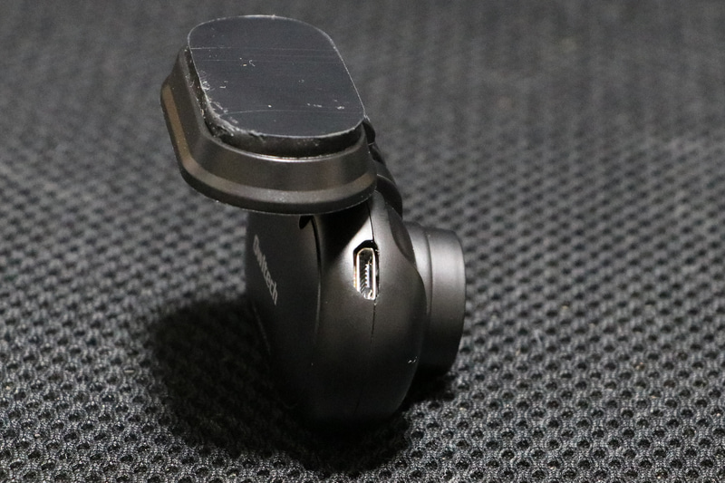 リアカメラ接続コード挿し込み口