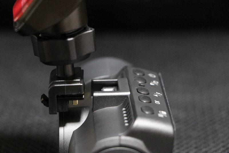 取り付けブラケットは本体にスライドさせてはめ込む