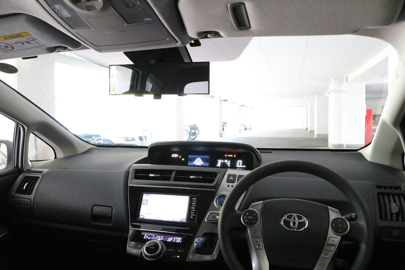 プリウスαの運転席からの視界。どこに取り付けるかをイメージ