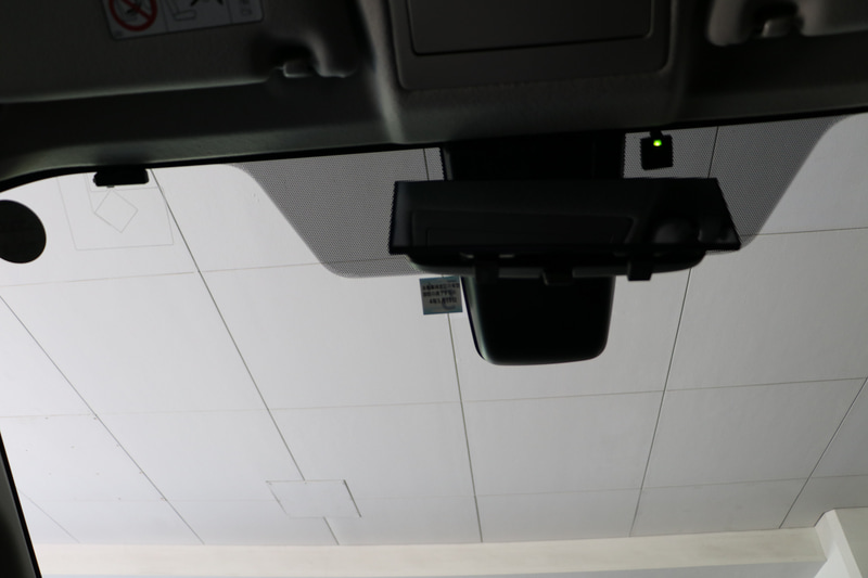 プリウスαのルームミラー付近には取り付けるスペースがあまりない