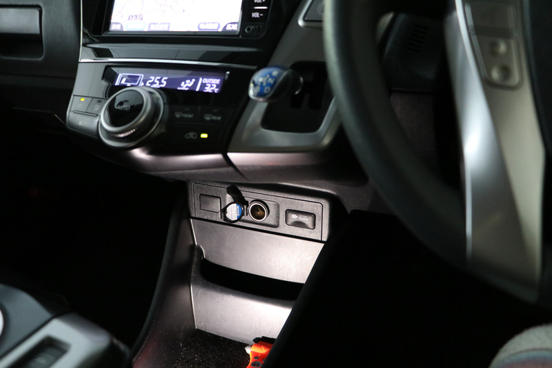 プリウスαのシガーソケットはセンターコンソールのこの位置
