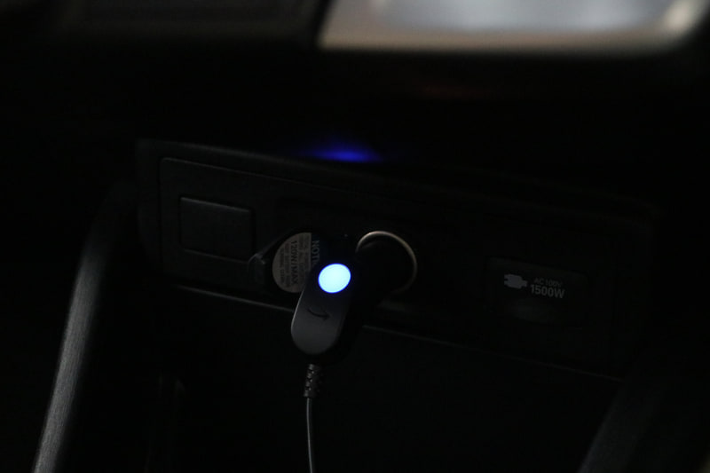 シガーソケットに差し込むと青いランプが点灯するので通電状態を確認できる