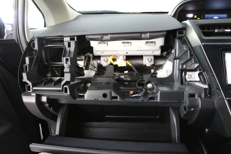 グローブボックスとエアコンの吹き出し口を外したところ