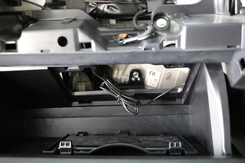 余った配線はグローブボックスの奥で束ねておく