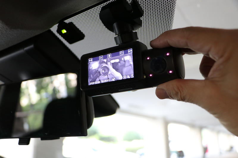 車内カメラの向きも調整。円柱部分は回転して角度調整が可能だ