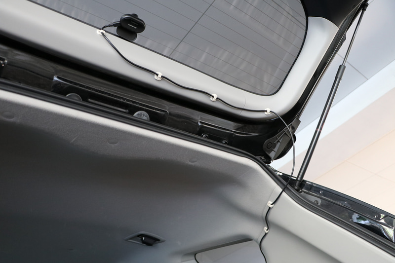 リアゲートを開けた状態で配線を止める位置を決定