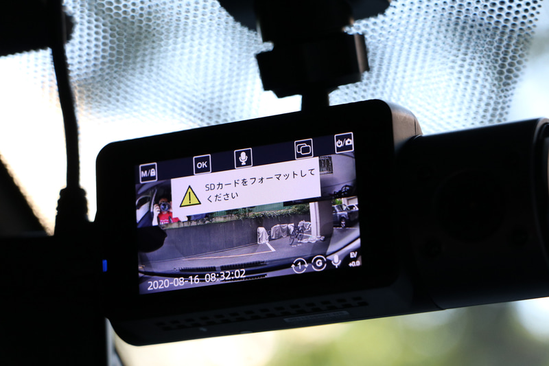 最初に使うときはmicroSDカードをフォーマットしてから使う。また、約1か月ごとに定期フォーマットや動作確認などメンテナンスを促すメッセージが表示される