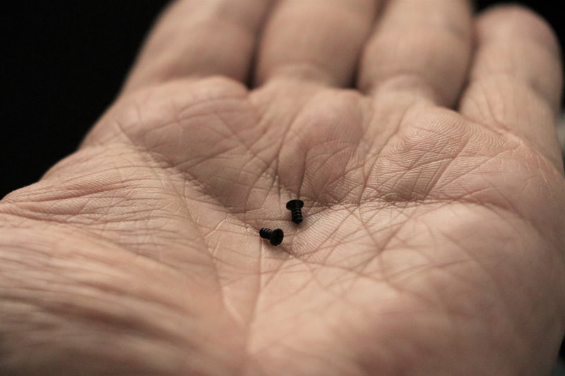 キットにはリアカメラのアングル固定用ネジが付属（1個は予備）