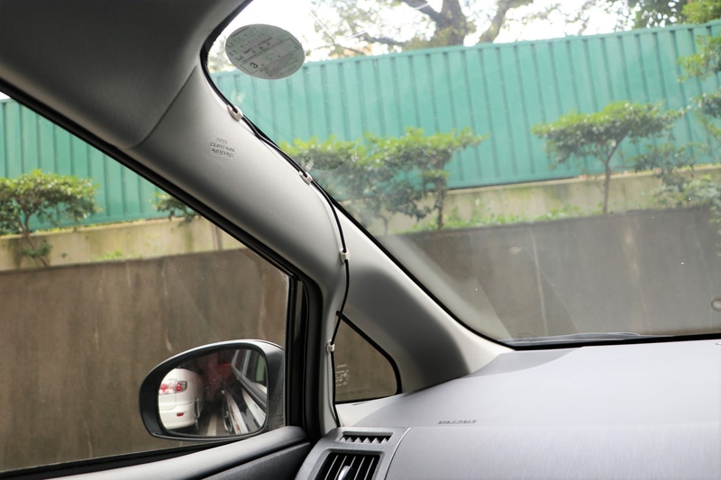 Aピラーをはわせてエアコンの吹き出し口の隙間へ