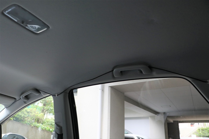 配線は屋根をはわせて後方に送る（いつか屋根の内張の中に入れる予定）