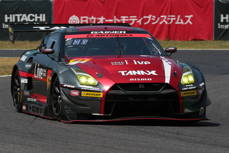 GT300クラスの優勝は11号車 GAINER TANAX GT-R（平中克幸/安田裕信組、DL）。シリーズランキングでもトップに
