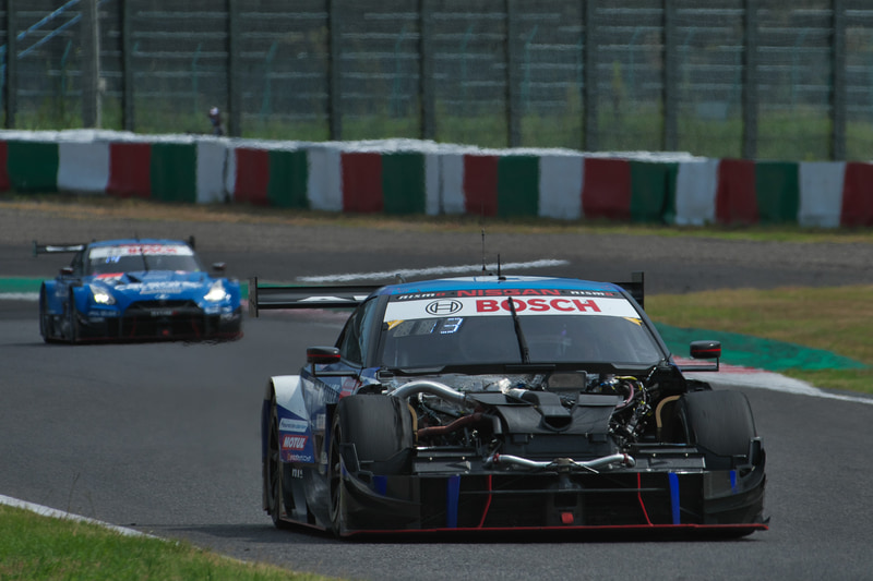 ボンネットが飛んでしまった24号車 リアライズコーポレーション ADVAN GT-R（高星明誠/ヤン・マーデンボロー）