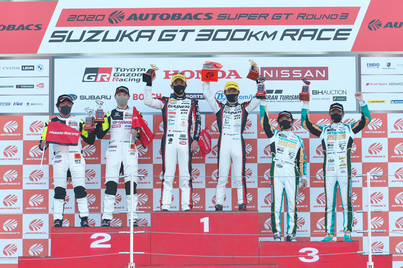 GT300クラスの表彰台