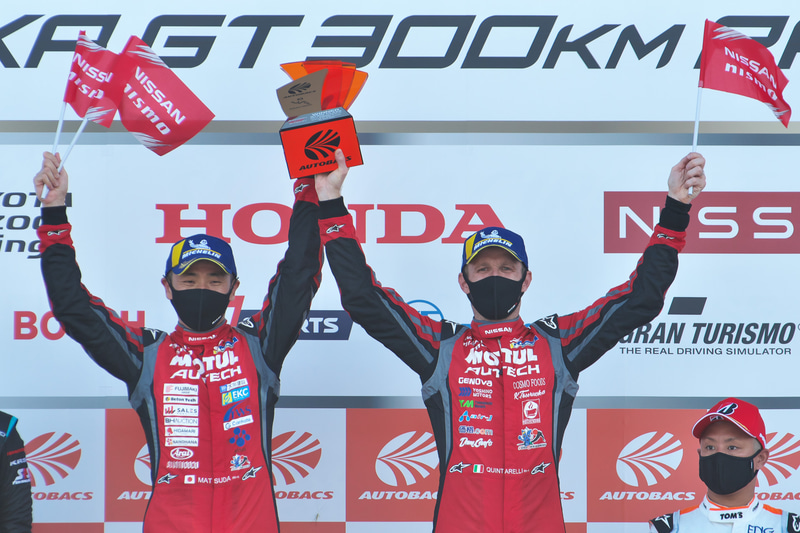 GT500クラスを優勝した松田次生選手（左）とロニー・クインタレッリ選手（右）