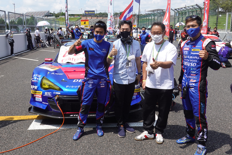61号車 SUBARU BRZ R&D SPORTチームとともに記念写真