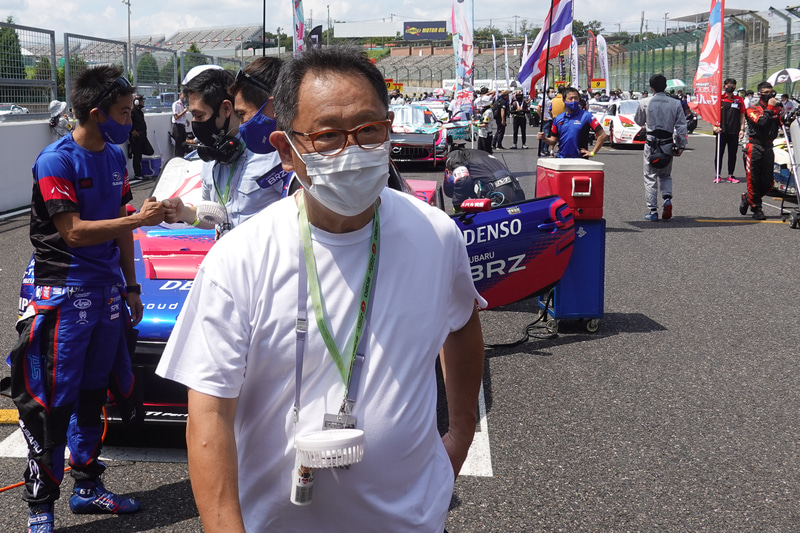 SUPER GT第3戦 鈴鹿に登場したトヨタ自動車株式会社 代表取締役社長 豊田章男氏。背広の豊田社長でもなく、レーシングスーツのモリゾウ選手でもなかったため、記者も気がつくのが遅れた