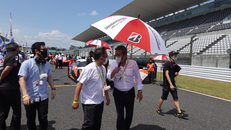 トムスの舘信秀会長と歩きながらレース談義？