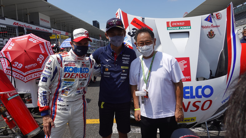 39号車 DENSO KOBELCO SARD GR Supraのヘイキ・コバライネン選手、脇阪寿一監督と記念写真