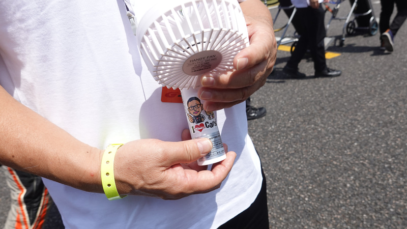 真夏の暑い日差しの中、豊田社長が手に持っていたのは、モリゾウ仕様にステッカーチューンしたハンディファン