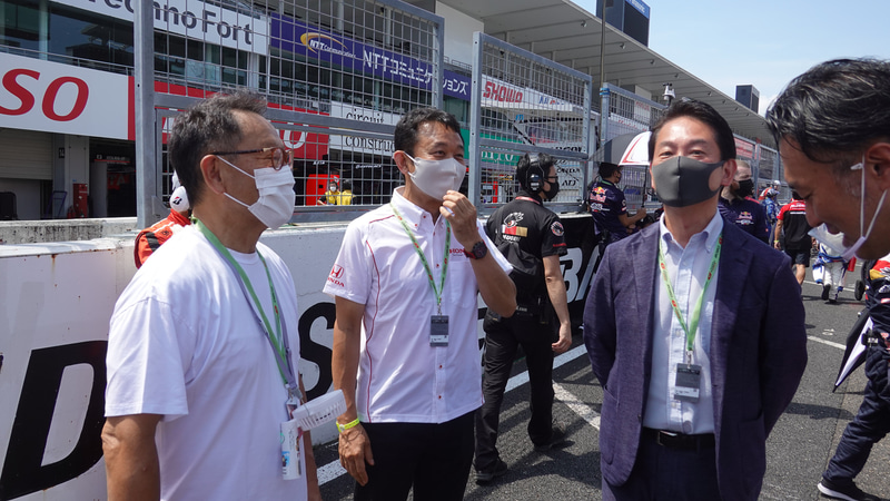 左から、豊田社長、ホンダ モータースポーツ部長 清水宏氏、ホンダ ブランドコミュニケーション本部長 兼 広報部長 渡辺康治氏。「トヨタとホンダでがんばっていこう!!」とエールを贈っていた