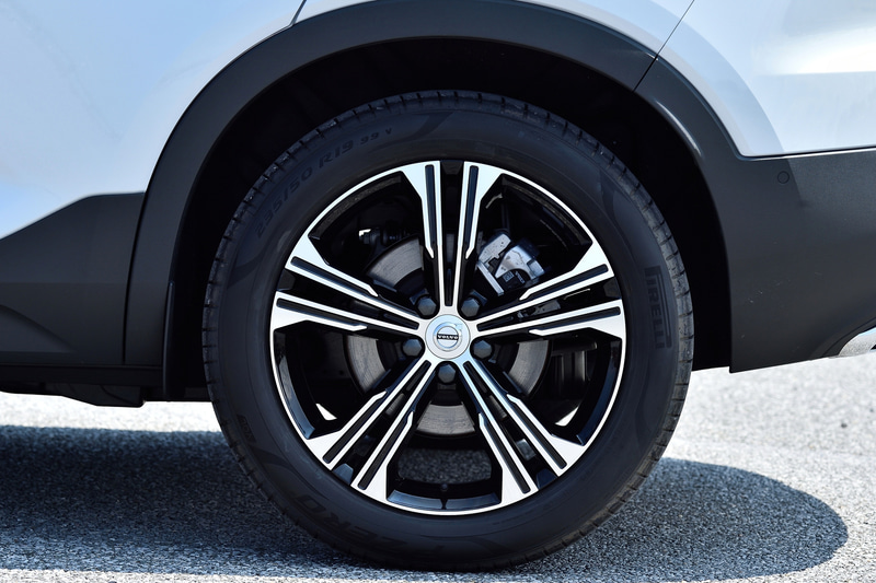 19インチホイールにはピレリP ZEROタイヤが装着される