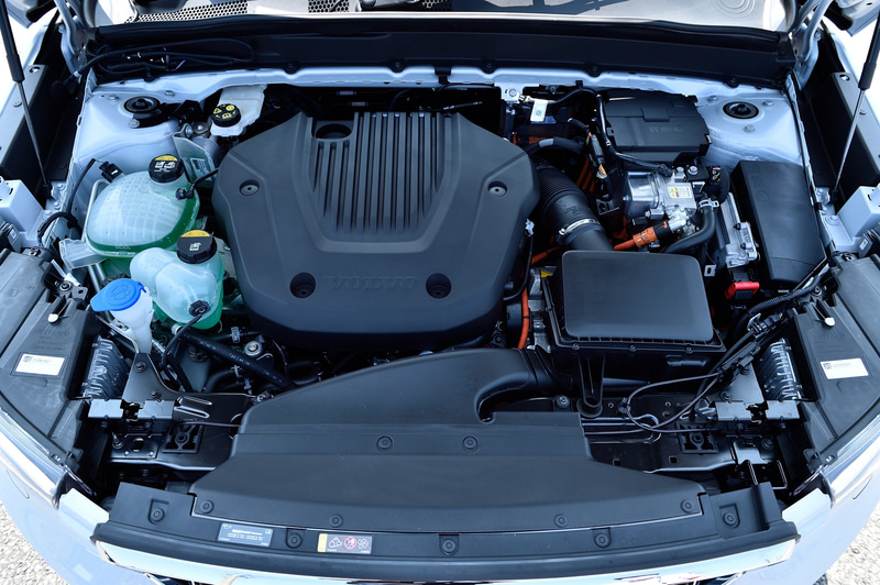 直列3気筒1.5リッターガソリンターボエンジン＋電動モーター。最高出力132kW（180PS）/5800rpm。最大トルク265Nm（27.0kgfm）/1500-3000rpm。WLTCモード燃費は14.0km/L