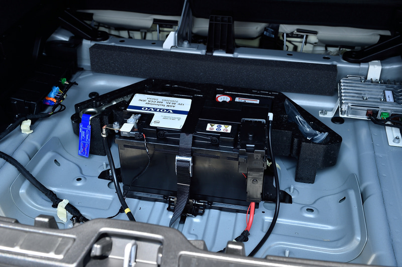 ラゲージスペースの下にも若干の収納スペースがあるが、バッテリーを搭載しているためやや複雑な形状となっている