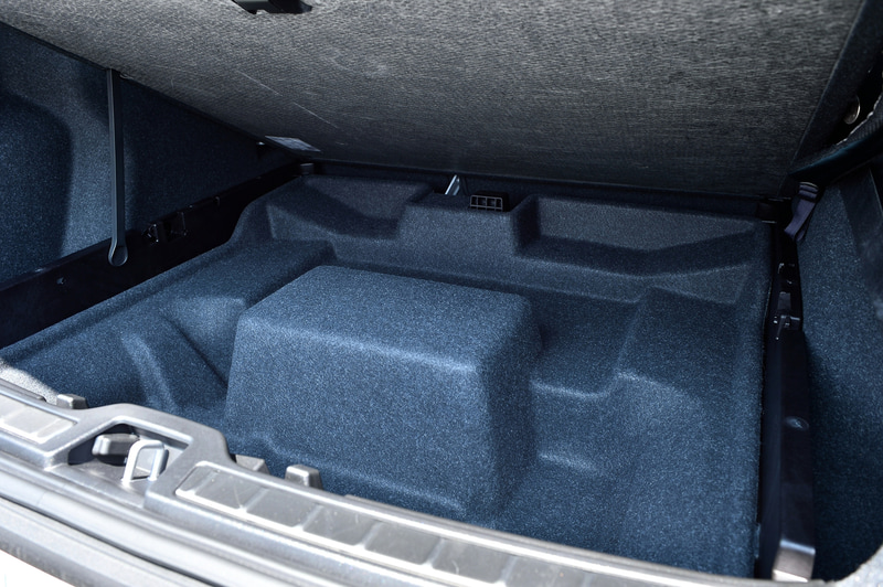 ラゲージスペースの下にも若干の収納スペースがあるが、バッテリーを搭載しているためやや複雑な形状となっている