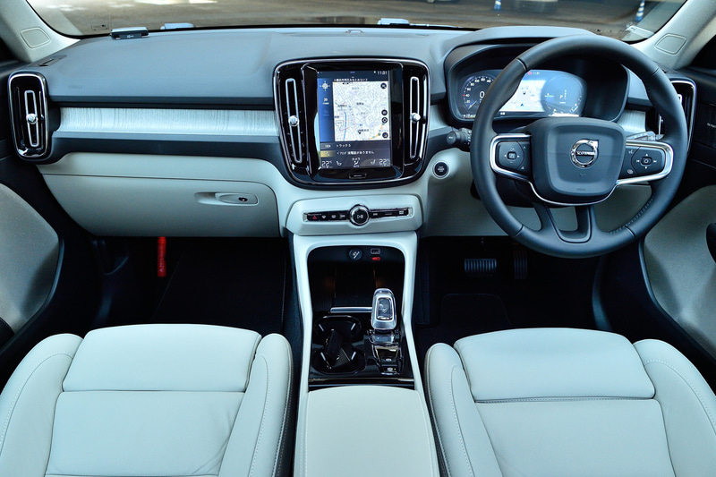 シートは本革で、車内は全体的に高級感が漂う