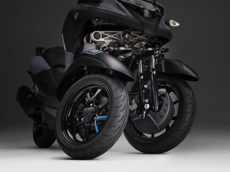 LMWアッカーマン・ジオメトリとは、リーン（傾斜）し、なおかつ内外輪差が生まれるフロント2輪が、常に旋回方向を向く設計を成立させ、同心円を描く滑らかな旋回を可能とするヤマハ独自の構造